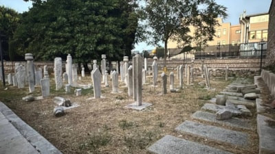 Fatih'te tarihi haziredeki mezar taşlarını tahrip eden şüpheli yakalandı