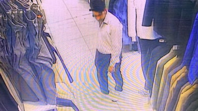İstanbul'da mağazadan 6 bin liralık hırsızlık kamerada: Ceketi giyip kaçtı