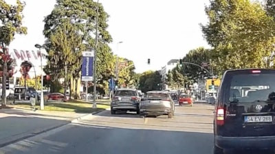 Sakarya'da yoğun trafikte tehlikeli 'makas' sürüşü kamerada