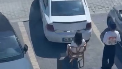Yalova'da sandalyeye oturup kafenin önüne otomobilini park etmek isteyen sürücüye engel oldu