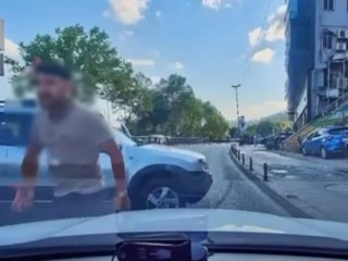 İstanbul'da korna uyarısına öfkelenen sürücü: Senin kafanı keserim