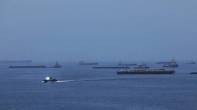 Hürmüz'de tanker yakınında patlama sesleri