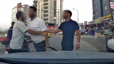 Adana'da trafikte dehşet anları: Testere ile saldırdı