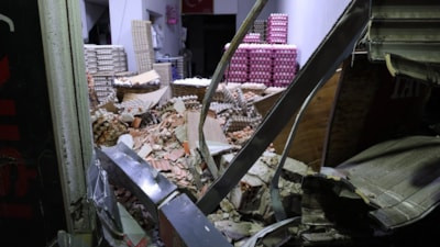 İzmir’de otomobil dönerciye daldı; bitişikteki iş yerinde binlerce yumurta kırıldı