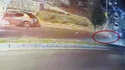 Diyarbakır'da ters yönde ilerleyen motosiklet otomobille çarpıştı