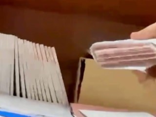 İzmit Belediyesi yolsuzluk soruşturmasında yeni görüntüler: Figan Çetin'e para dolu zarf