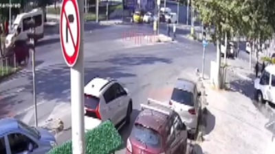 İstanbul'da yayaya çarpmamak isterken kaza yaptı