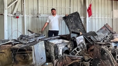 Hatay'da yetkili servisin önündeki beyaz eşyalar ardı ardında patlayarak alevlere teslim oldu