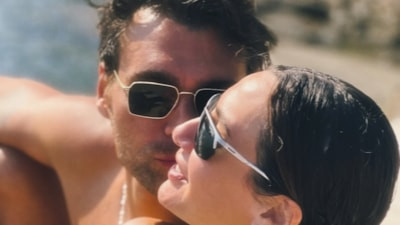 Birce Akalay ile Hakan Kurtaş’tan romantik tatil pozları