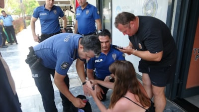 Antalya'da denize giren Rus turistlerin eşyaları çalındı
