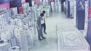 Van'da işitme engelli müşteriyle gülümseten halaylı pazarlık