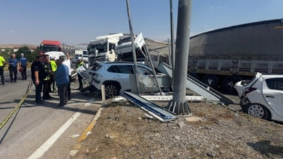 Konya'da freni boşalan TIR, kırmızı ışıkta bekleyen araçlara çarptı: 1 ölü, 9 yaralı