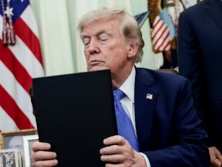 Trump doğumla ABD vatandaşlığına kısıtlamaları genişleten kararnameleri imzaladı