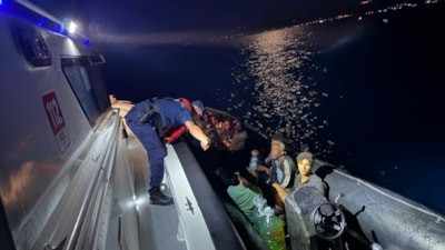 Çanakkale'de Ezine açıklarında 14 kaçak göçmen yakalandı