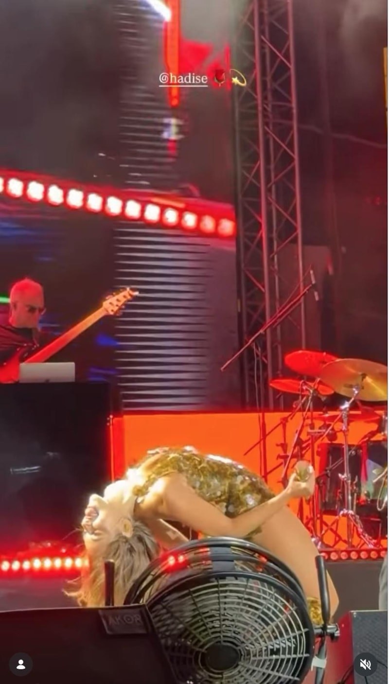 Hadise Kuşadası'nda Altın Güvercin Amfi'de Sahne Gecesi: Kostümler ve Danslarla Enerji Dolu Performans