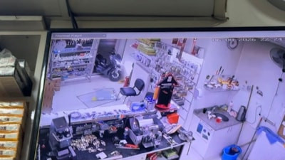 Eskişehir'de motosiklet dükkana girdi