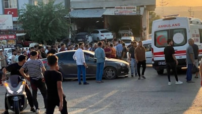 Hatay'da otomobile ok gibi saplanan motosikletin sürücüsü aracın altında kalarak can verdi