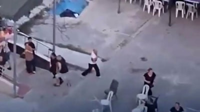Adana'da taziye evindeki kavgada silah çekip husumetlilerini kovaladı