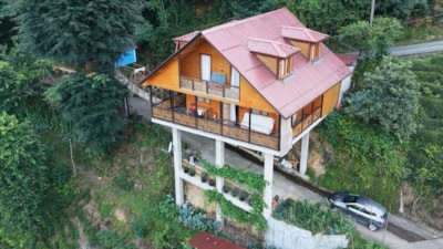 Rize'de ev yapacak arazi bulamadı, yol üzerine yaptı