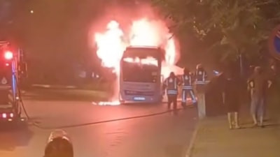 İstanbul'da park halindeki minibüs alev alev yandı
