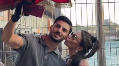 Yakışıklı mısırcı kendisini öpen Rus turiste sinirlendi: O anlar kamerada