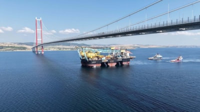 Dev vinç gemisi, 1915 Çanakkale Köprüsü altından geçti