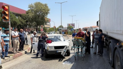 Manisa'da otomobil ile tır kavşakta çarpıştı: 1 yaralı