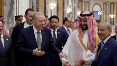 Cumhurbaşkanı Erdoğan, Suudi Arabistan'da liderlerle ayaküstü sohbet etti