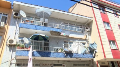 İstanbul'da riskli bina alarmı: Deprem beklenirken binanın balkonu çöktü