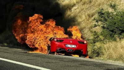 Ankara'da seyir halindeki lüks spor otomobil alevlere teslim oldu