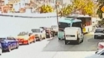 İstanbul Kağıthane'de İETT otobüsüne minibüs çarptı