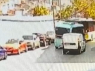 İstanbul Kağıthane'de İETT otobüsüne minibüs çarptı