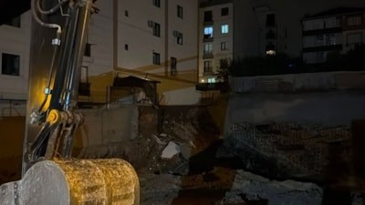 İstanbul'da inşaatın istinat duvarı çöktü; 5 katlı bina tahliye edildi