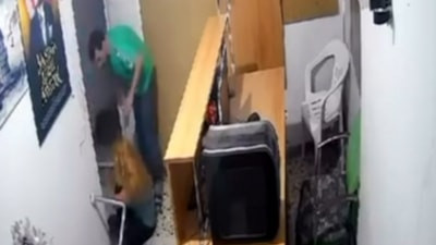 Adana'da birlikte yaşadığı kadını feci bir şekilde darbetti