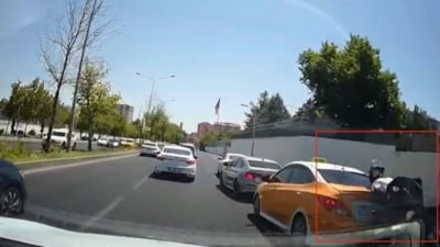 Diyarbakır'da motosiklet fren yapan otomobile çarptı
