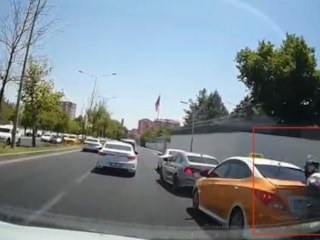 Diyarbakır'da motosiklet fren yapan otomobile çarptı