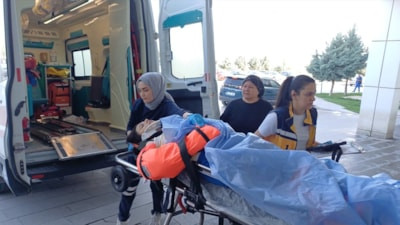 Aksaray'da cam silerken 3'üncü kattan düşüp ağır yaralandı