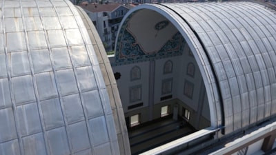 Bursa'da açılıp kapanan kubbeli, LED aydınlatmalı cami