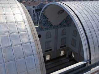 Bursa'da açılıp kapanan kubbeli, LED aydınlatmalı cami