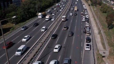 İstanbul'da 10 araç birbirine girdi: Trafik yoğunluğu havadan görüntülendi