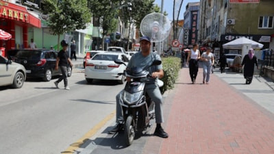 Kırşehir'de sıcaktan bunaldı, elektrikli motoruna vantilatör taktı