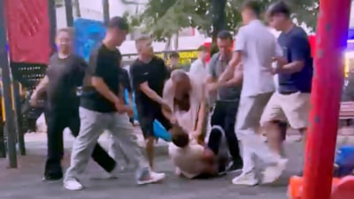 İstanbul'da çocuk parkında yetişkinlerin kavgası kamerada: Dakikalarca sürdü