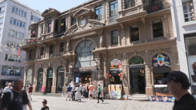 İstanbul'da tarihi Çiçek Pasajı'nda tartışma yaratan görüntüler