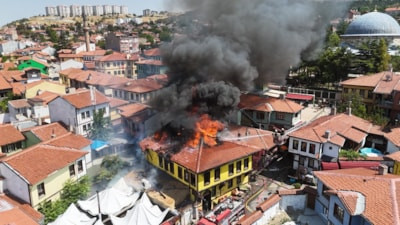Tarihi Odunpazarı Evleri’nde yangın: 2 kişi dumandan etkilendi