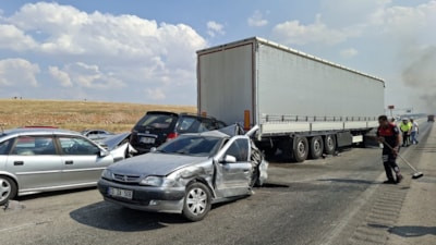 Afyonkarahisar'da anız yangını kazaya yol açtı: 13 araç birbirine girdi