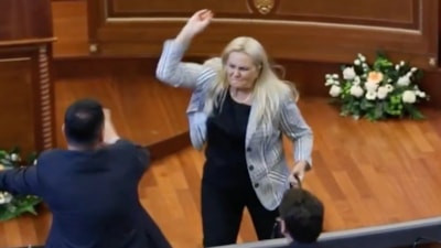 Kosova meclisinde protesto: Başbakana yumurta fırlattı