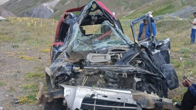Palandöken Geçidi'nde otomobil, 150 metrelik uçuruma yuvarlandı