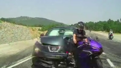 Kütahya'da otomobil, motosiklete çarptı: Kaza anı kamerada