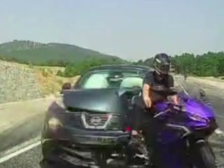 Kütahya'da otomobil, motosiklete çarptı: Kaza anı kamerada
