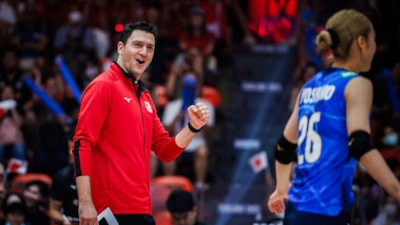 Asya'da yılın voleybol başantrenörü seçilen Ferhat Akbaş, ödülünü aldı